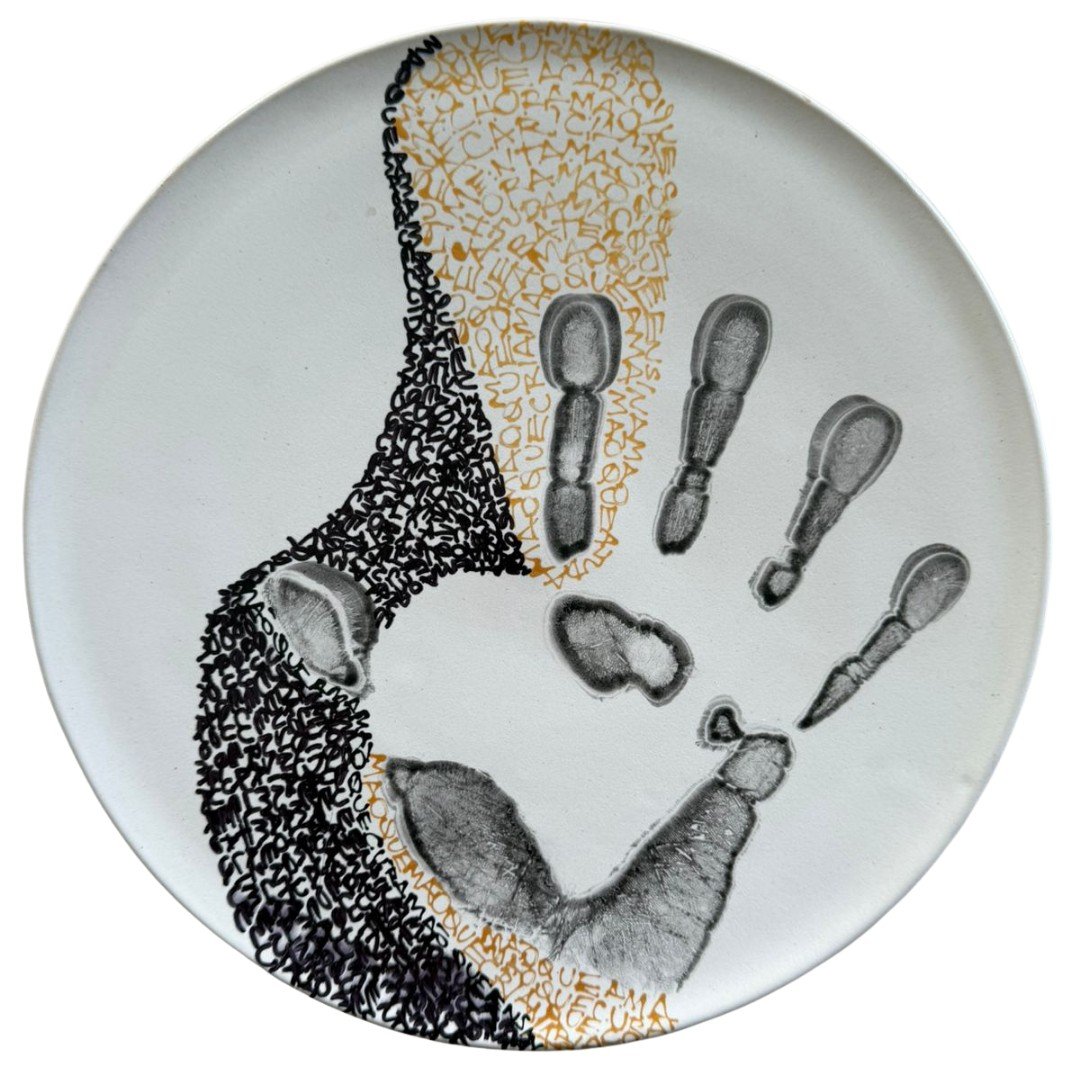 Prato Arte de Porcelena Pintado a mão - artista Patricia Lopes
