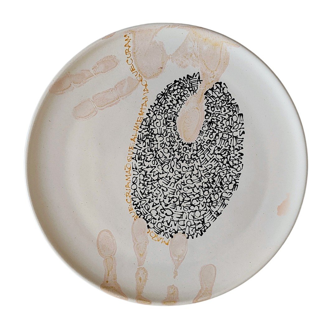 Prato Arte de Porcelena Pintado a mão - artista Patricia Lopes
