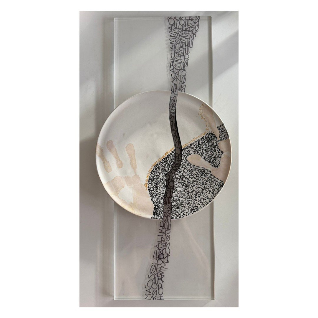 Prato Arte de Porcelena Pintado a mão - artista Patricia Lopes